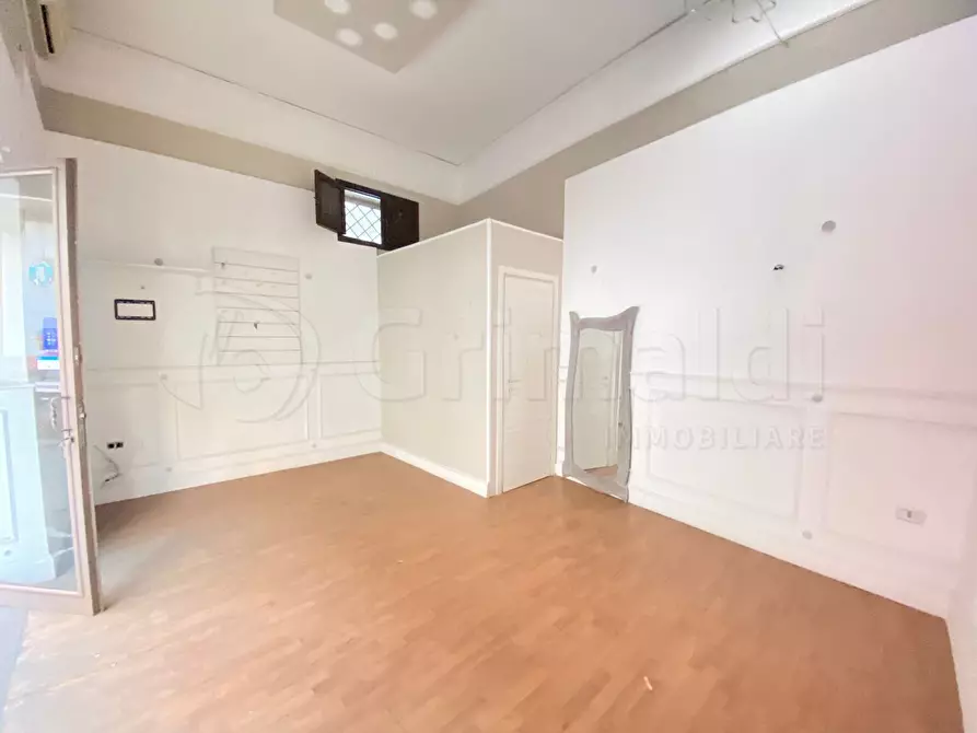 Immagine 2 di Locale commerciale in affitto  a Giugliano In Campania