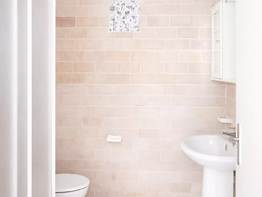 Immagine 4 di Locale commerciale in vendita  in Via Quarto 2/A a Melendugno