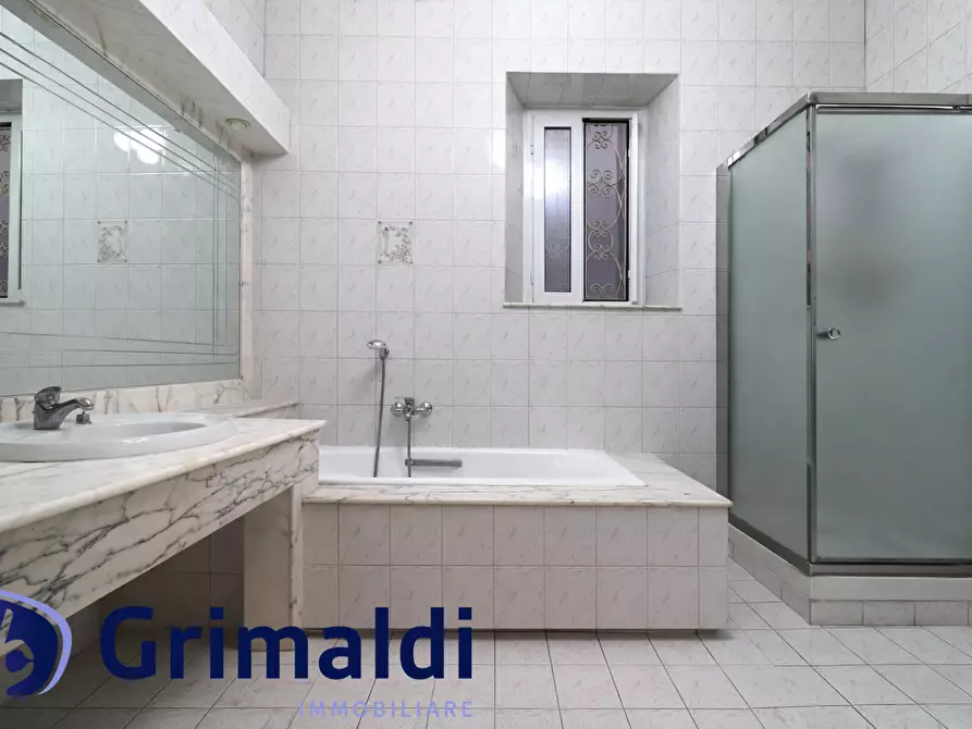 Immagine 10 di Quadrilocale in vendita  in Via Chiatamone a Napoli