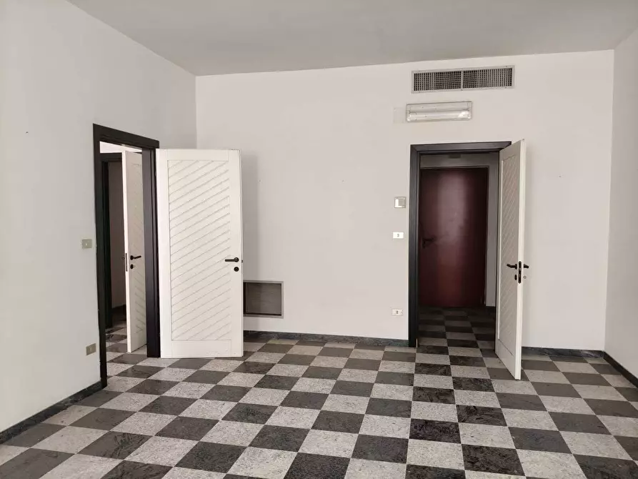 Immagine 15 di Ufficio in vendita  in Via Carmine 44 a Brindisi