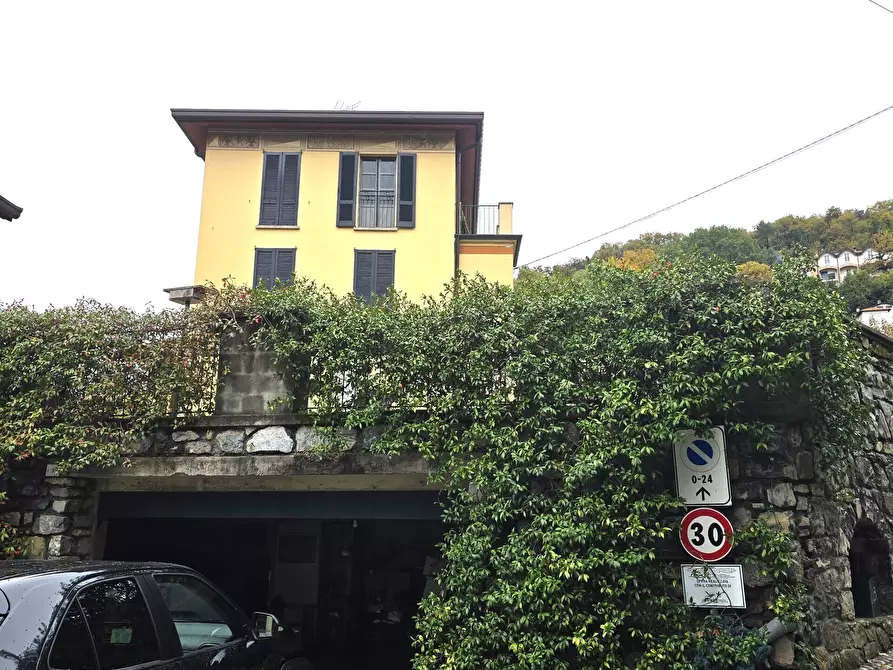 Immagine 3 di Villa in vendita  in via Roma 4 a Proserpio
