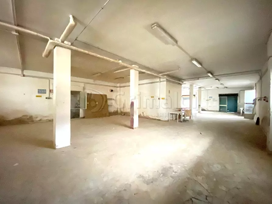 Immagine 1 di Locale commerciale in affitto  a Giugliano In Campania