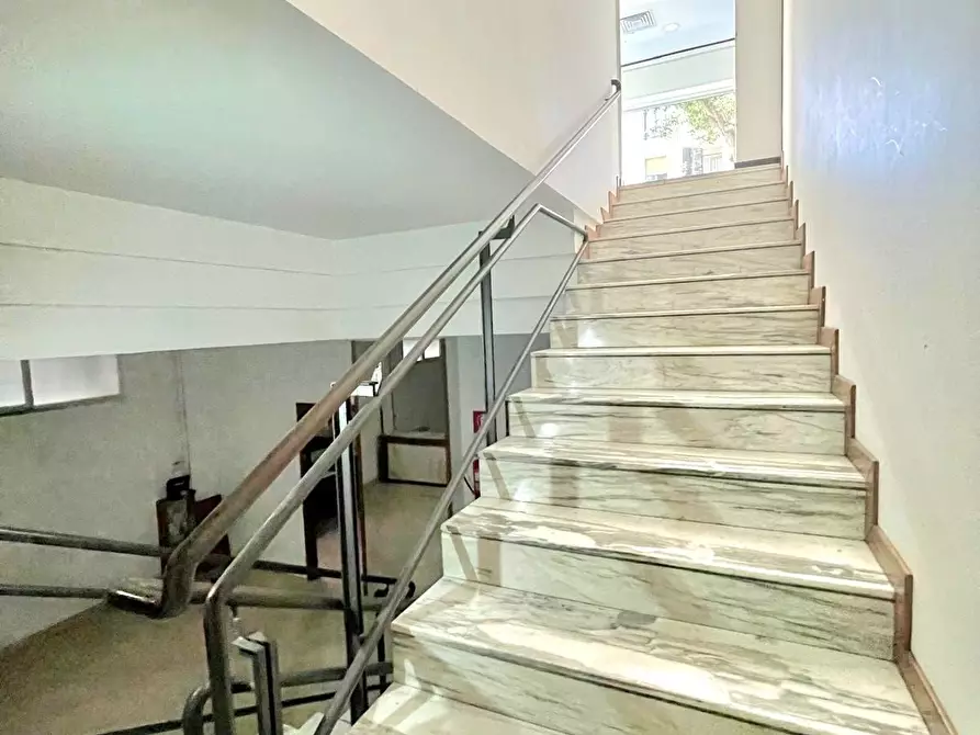 Immagine 18 di Locale commerciale in affitto  in Via M. Renato Imbriani 57 a Lecce