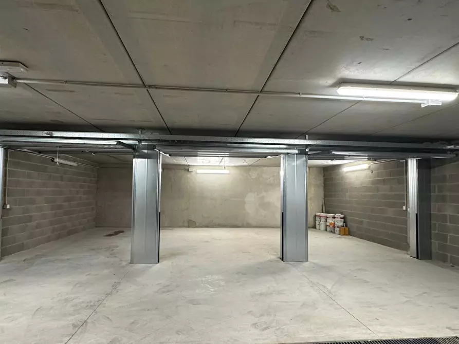 Immagine 2 di Garage in vendita  in Via Torno a Como