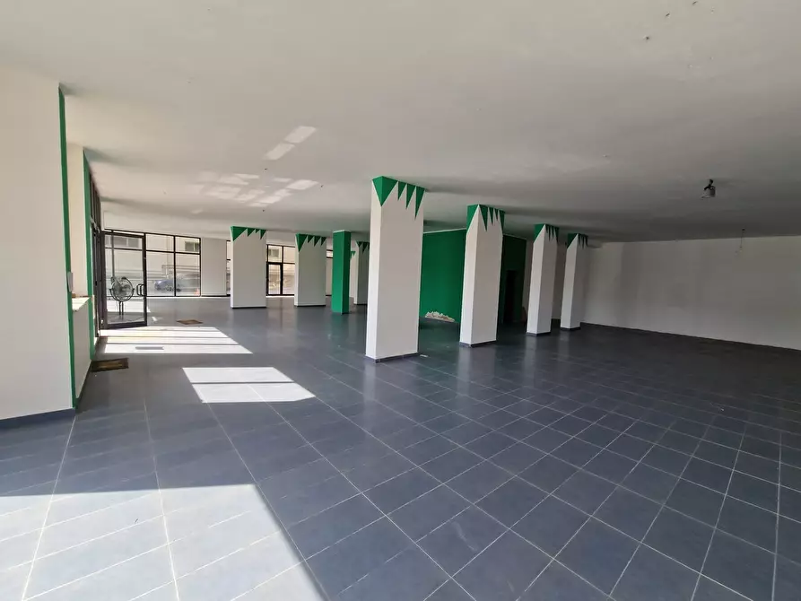 Immagine 14 di Locale commerciale in vendita  in Via Adolfo Celi 185 a Messina
