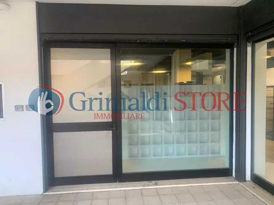 Immagine 11 di Locale commerciale in vendita  in Via Pacinotti 19 a Campi Salentina