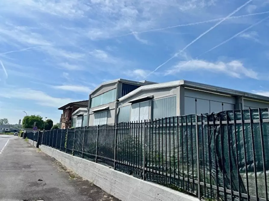 Immagine 5 di Attività artigianale in vendita  a Erba