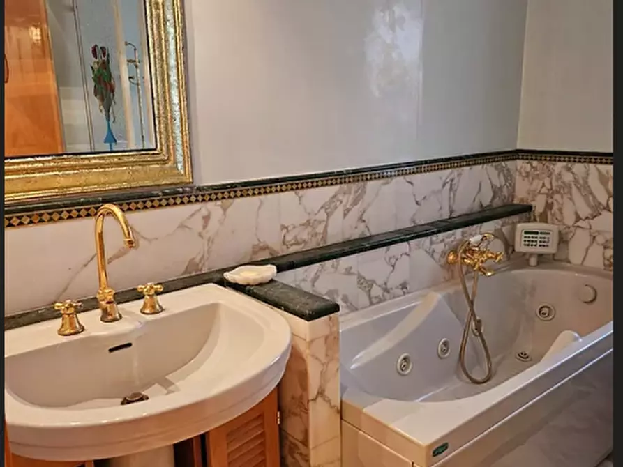 Immagine 11 di Appartamento in vendita  a Sarzana