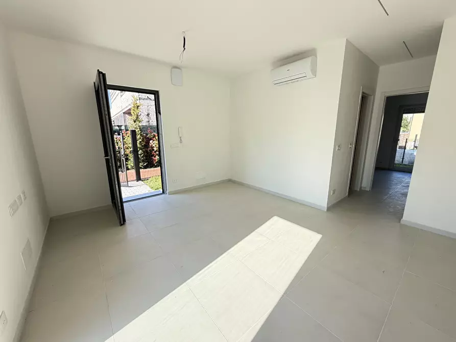 Immagine 12 di Bilocale in vendita  a Sarzana