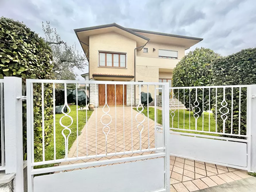 Immagine 28 di Casa indipendente in affitto  a Pietrasanta