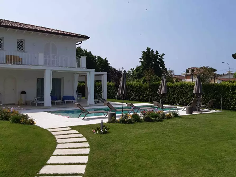 Immagine 2 di Villa in affitto  a Pietrasanta