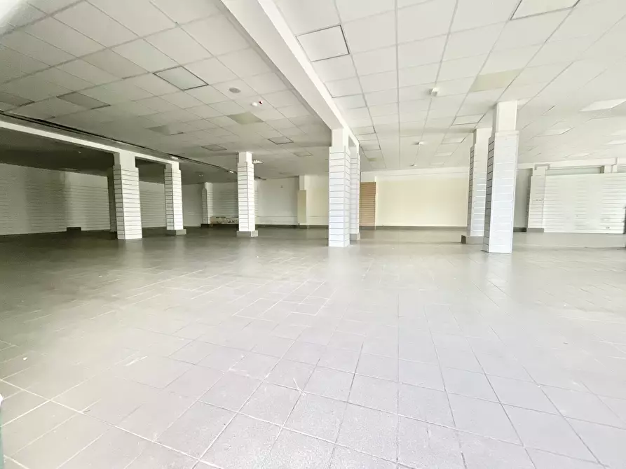 Immagine 6 di Locale commerciale in affitto  a Pietrasanta