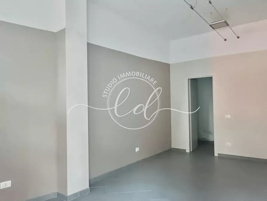 Immagine 3 di Capannone industriale in affitto  a Pietrasanta