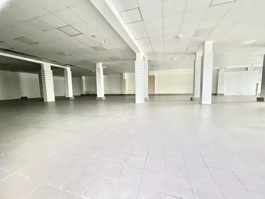 Immagine 4 di Locale commerciale in affitto  a Pietrasanta