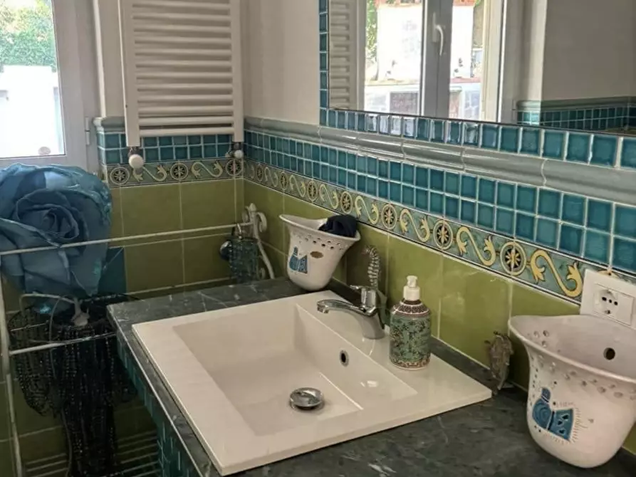 Immagine 27 di Villa in vendita  a Massa