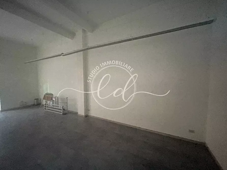 Immagine 3 di Capannone industriale in affitto  a Pietrasanta