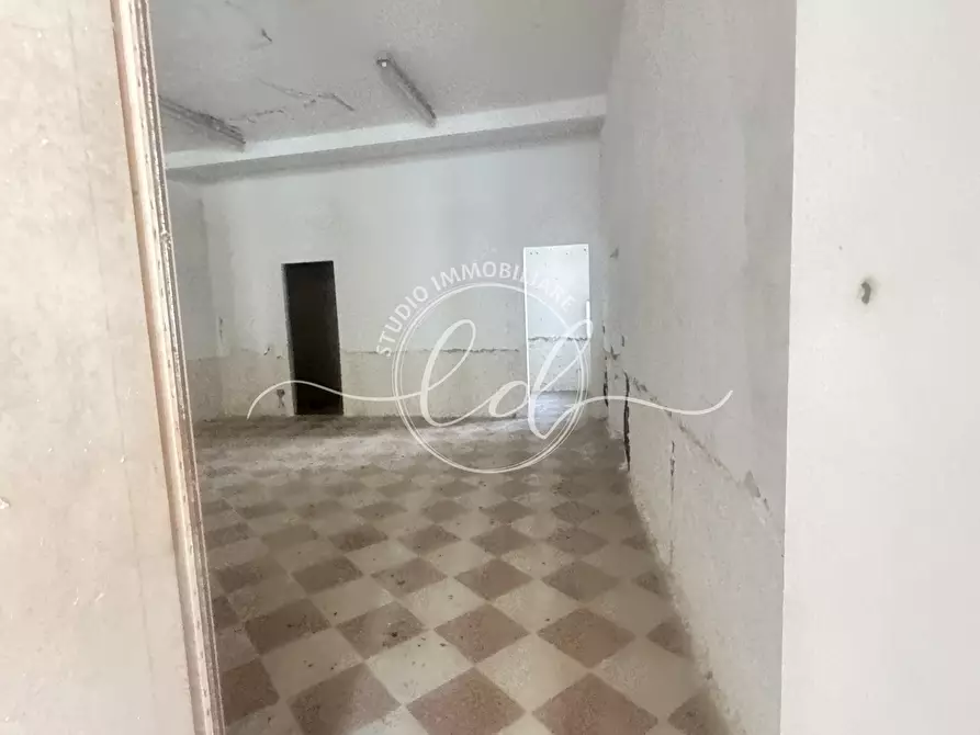 Immagine 17 di Attività artigianale in affitto  a Pietrasanta