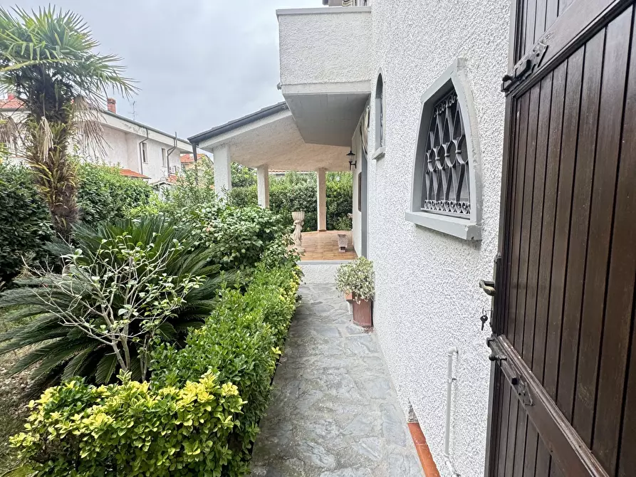 Immagine 21 di Casa indipendente in vendita  a Viareggio