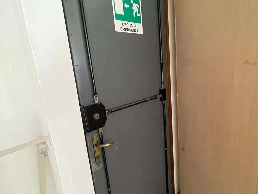 Immagine 20 di Capannone industriale in affitto  a Camaiore