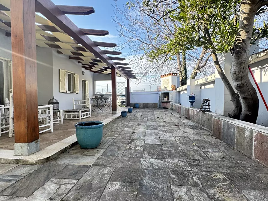 Immagine 39 di Villa in vendita  a Massa