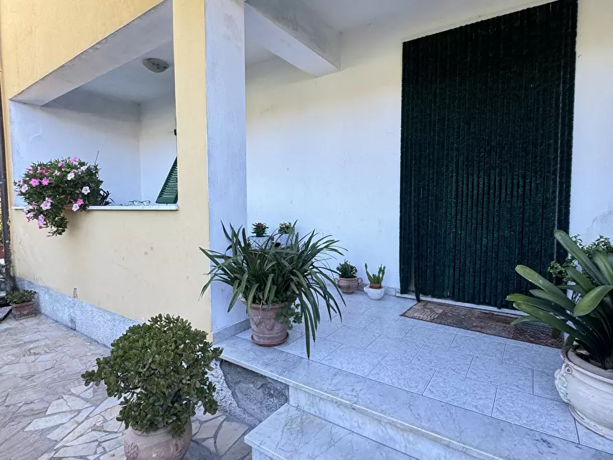 Immagine 8 di Porzione di casa in vendita  a Massa