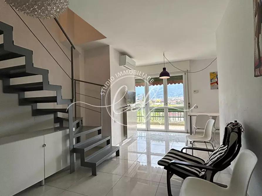 Immagine 2 di Quadrilocale in vendita  a Massa