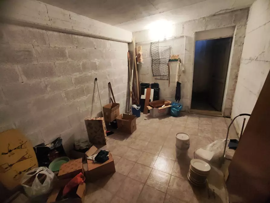 Immagine 3 di Magazzino in vendita  in via imperatore adriano a Tivoli