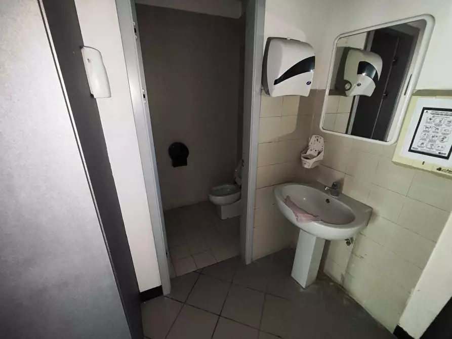 Immagine 20 di Locale commerciale in affitto  in via maremmana inferiore 50 a Guidonia Montecelio