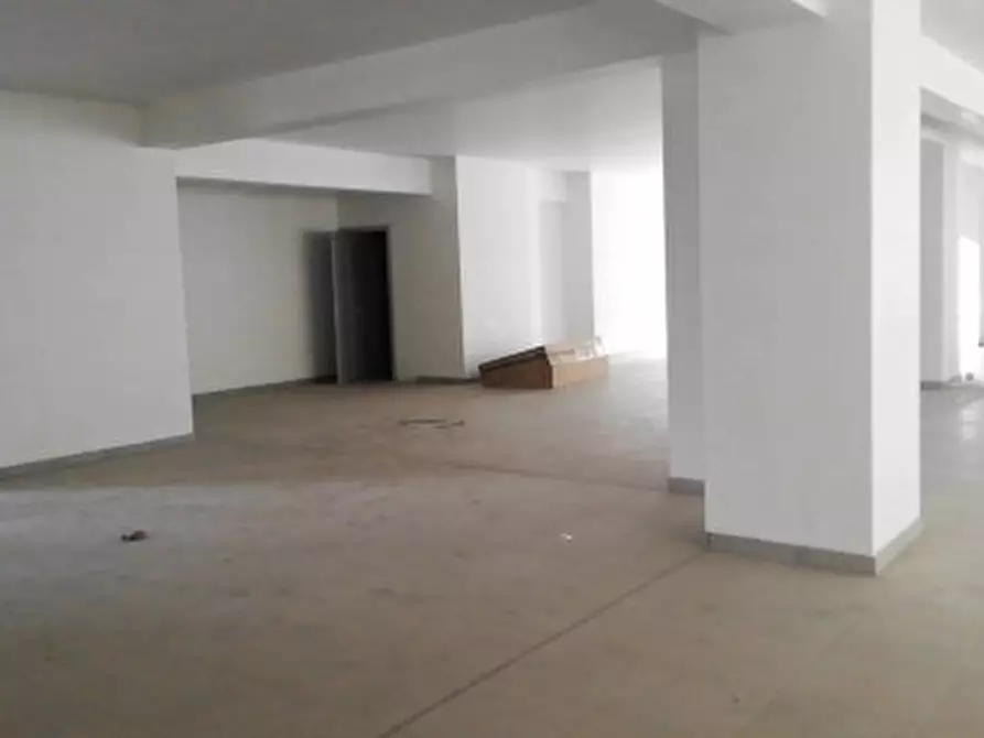 Immagine 21 di Locale commerciale in affitto  a Caltanissetta