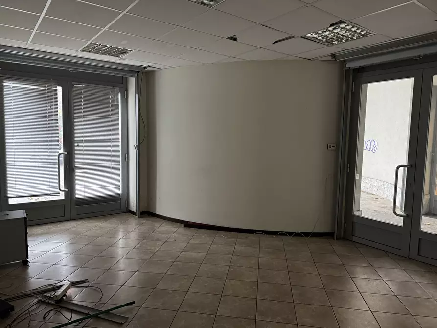 Immagine 11 di Locale commerciale in vendita  in Viale Pavia 18 a Lodi