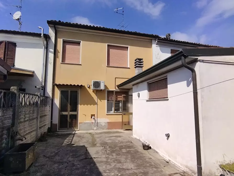 Immagine 1 di Casa indipendente in vendita  in VIA GIOVANNI CADOLINI 48 a Rivarolo Del Re Ed Uniti