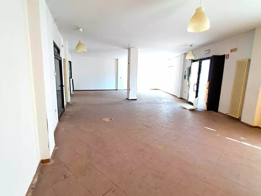 Immagine 17 di Attività commerciale in affitto  a Rovigo