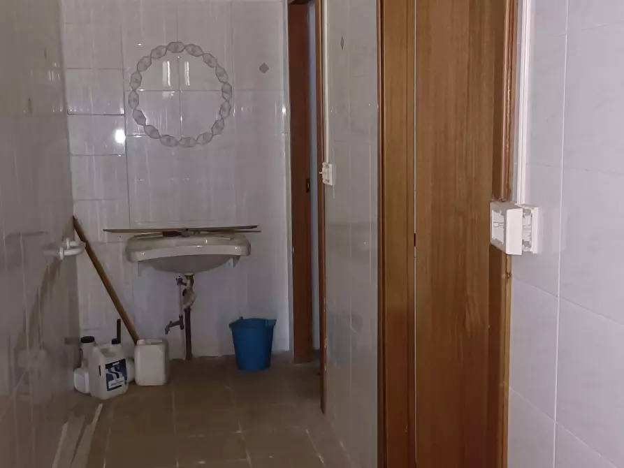 Immagine 5 di Locale commerciale in affitto  in Via Guglielmo Marconi a Lamezia Terme