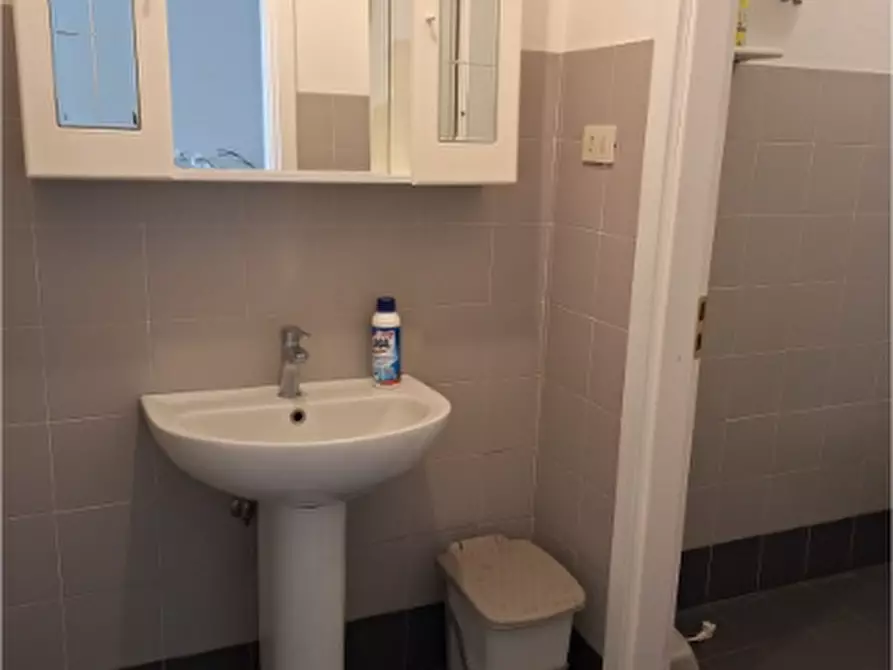 Immagine 9 di Ufficio in affitto  a Sarzana