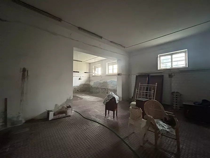 Immagine 1 di Locale commerciale in vendita  a Sarzana