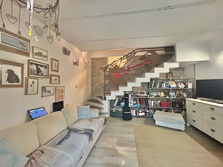 Immagine 4 di Porzione di casa in vendita  a Sarzana