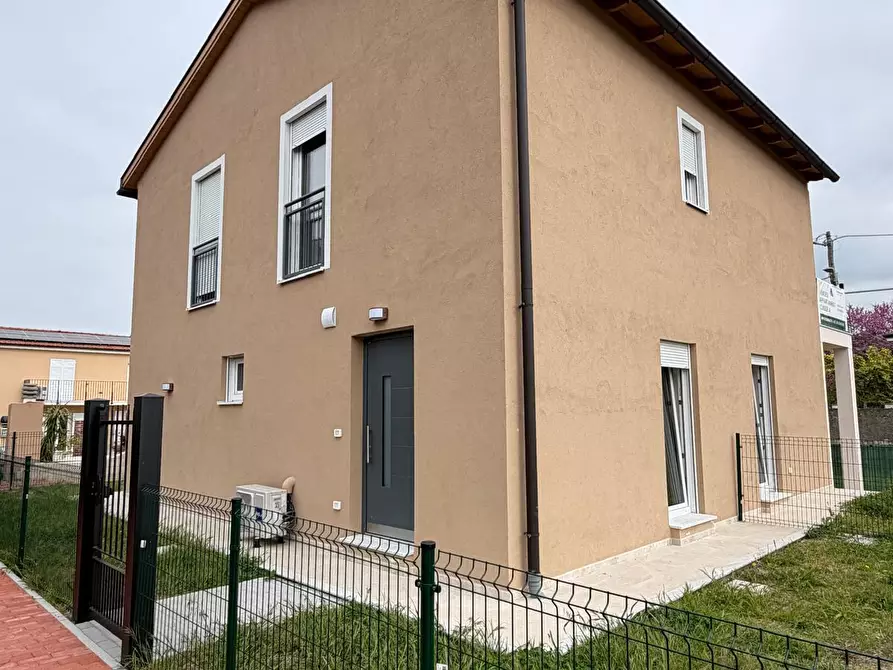 Immagine 1 di Bilocale in vendita  a Sarzana
