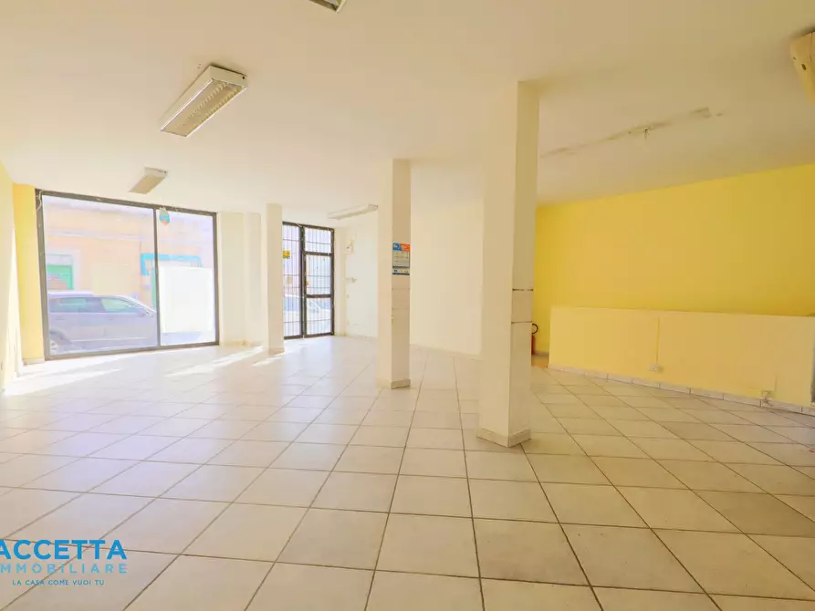 Immagine 1 di Locale commerciale in affitto  in Corso Vittorio Emanuele II 196 a Taranto