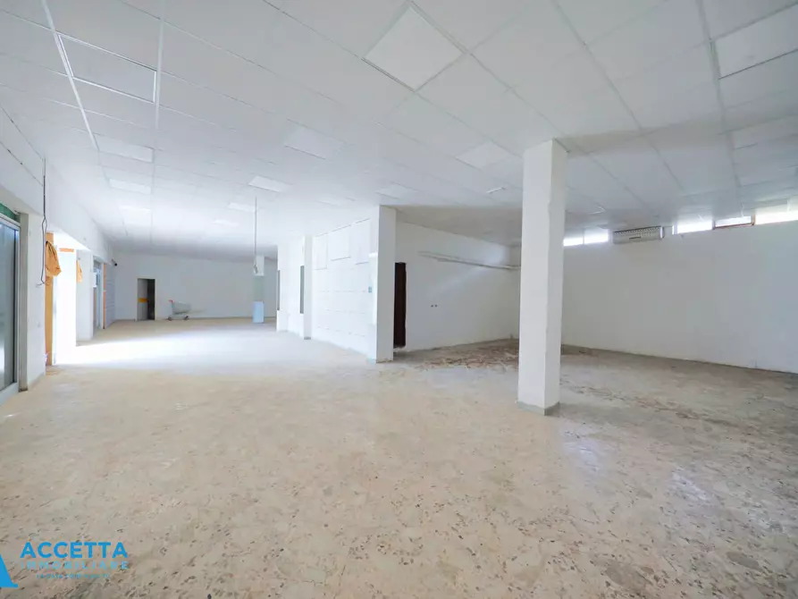 Immagine 1 di Locale commerciale in vendita  in Corso Vittorio Emanuele II 11 a Taranto
