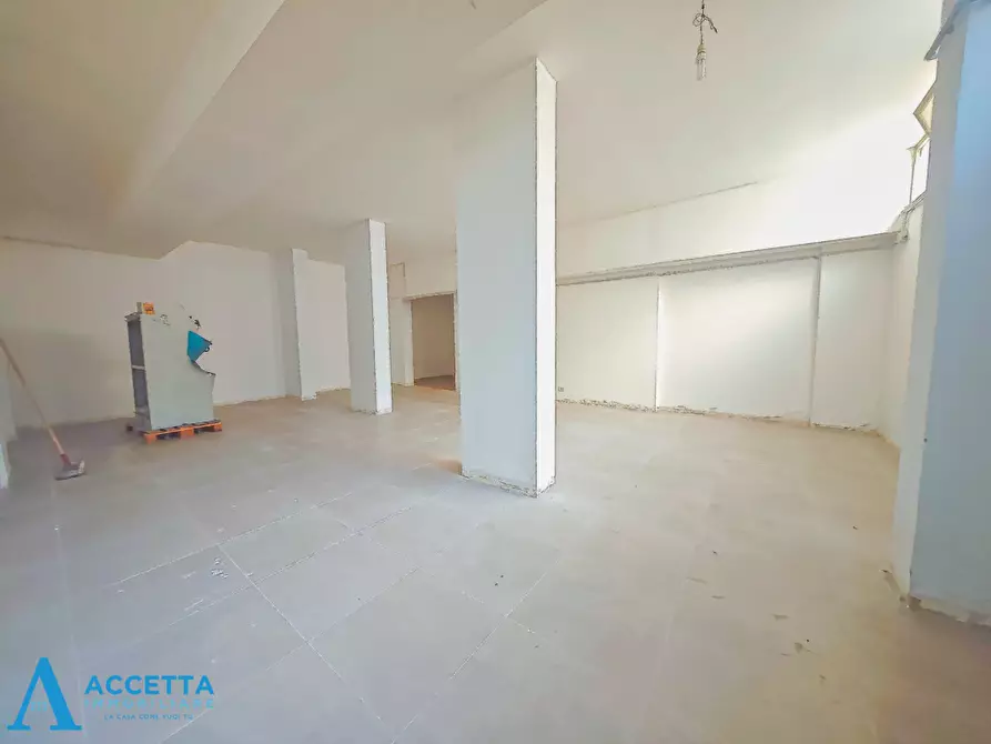 Immagine 22 di Locale commerciale in vendita  in Via Carlo Magno 20 a Taranto