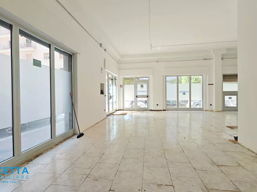 Immagine 1 di Locale commerciale in affitto  in Via Dica di Genova 50 a Taranto