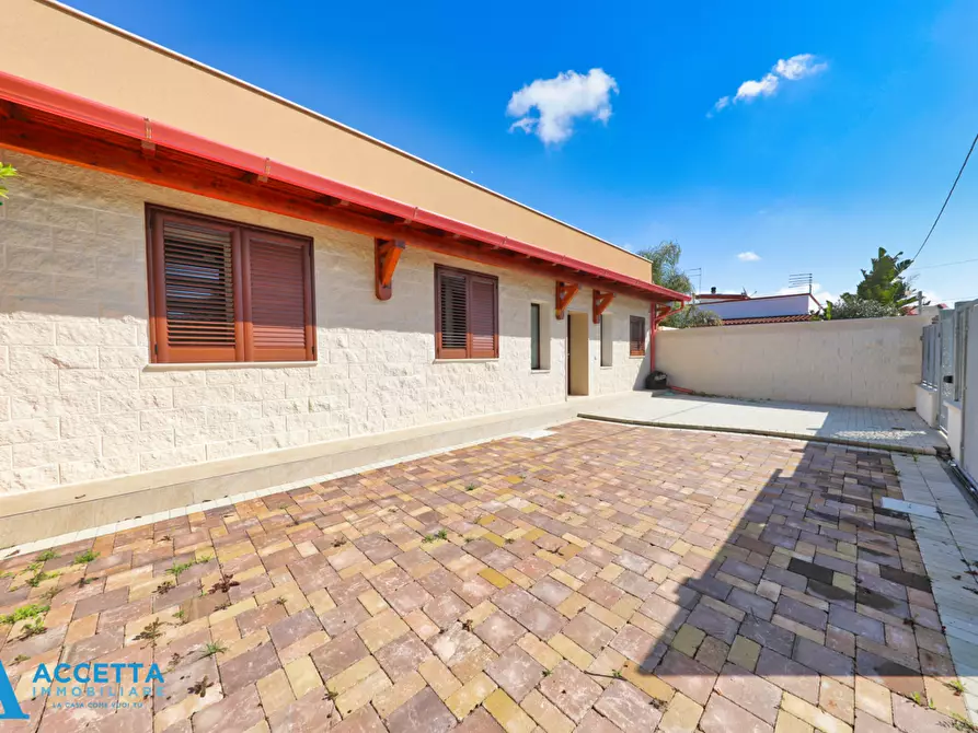 Immagine 1 di Villa in vendita  in Via Lorenzo il Magnifico a Taranto