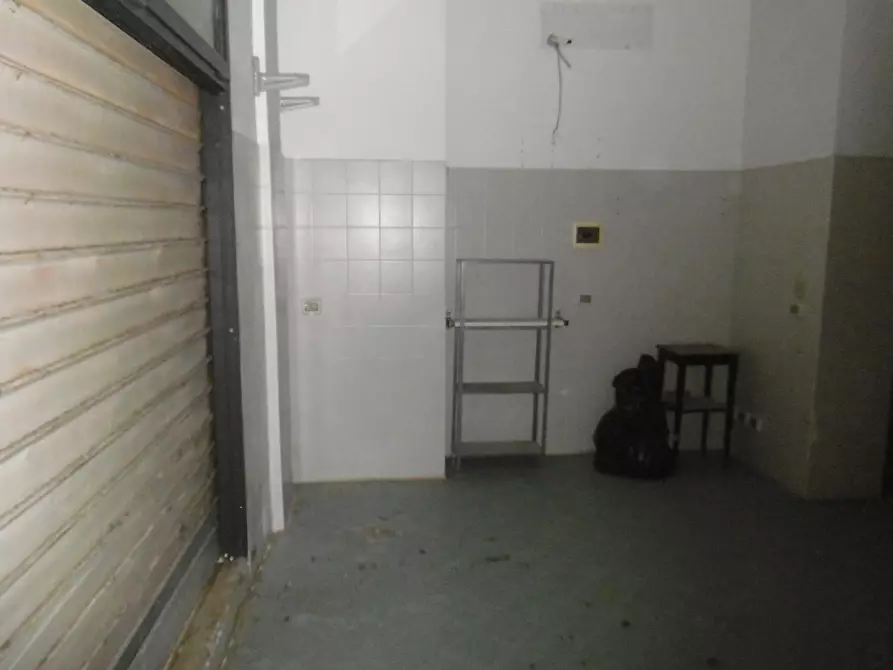 Immagine 7 di Locale commerciale in vendita  in Via Raffaele Paolucci a Roma