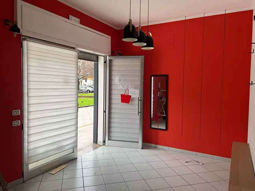 Immagine 3 di Locale commerciale in affitto  in Corso Giuseppe Garibaldi 32 a Baronissi