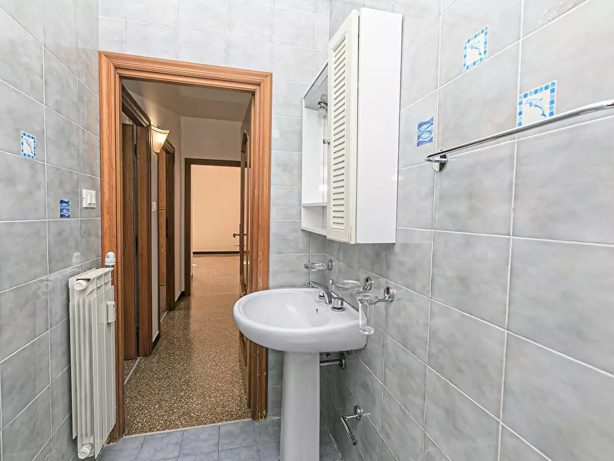 Immagine 35 di Pentalocale in vendita  in Via delle Acacie 10 a Genova