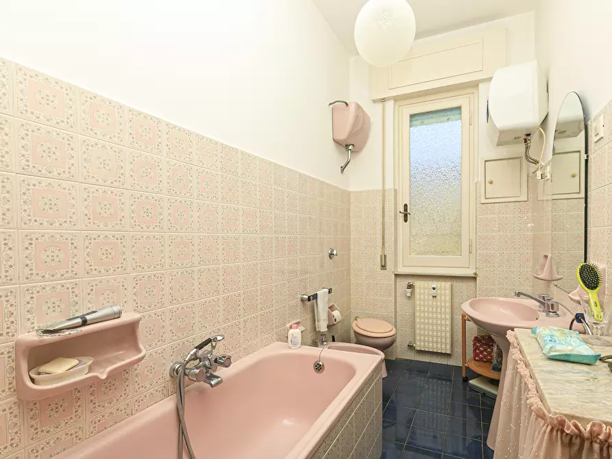 Immagine 38 di Quadrilocale in vendita  in Via Fratelli Gazzo 22/14 a Serra Riccò