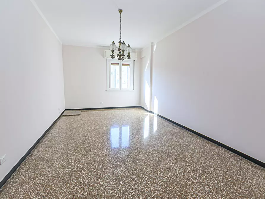 Immagine 15 di Pentalocale in vendita  in Via delle Acacie 10 a Genova