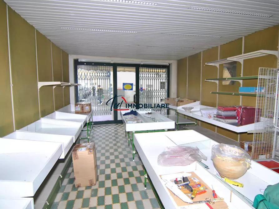 Immagine 2 di Locale commerciale in vendita  in Via del Pettine 5 a Livorno