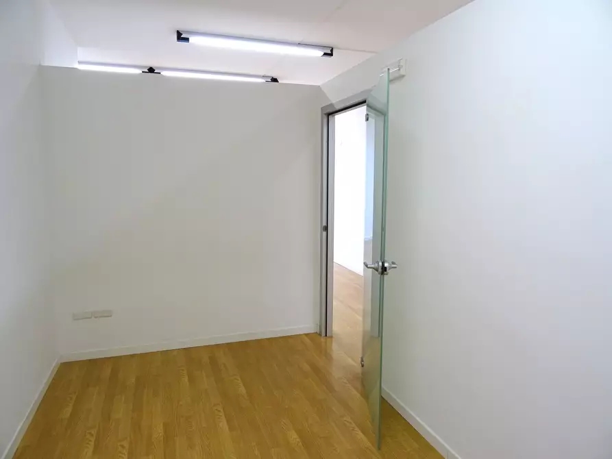Immagine 4 di Magazzino in vendita  a Senigallia