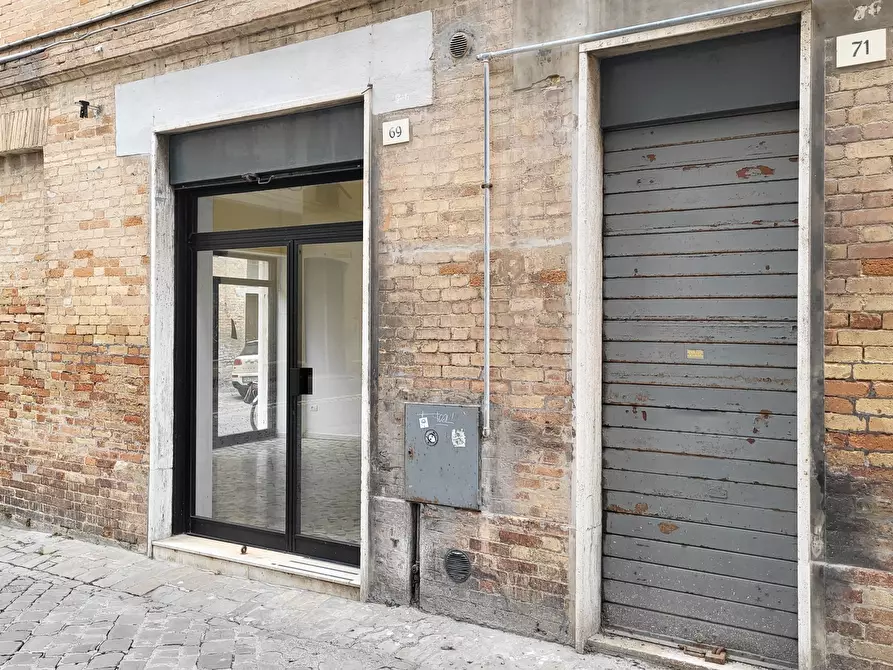 Immagine 6 di Locale commerciale in vendita  a Senigallia